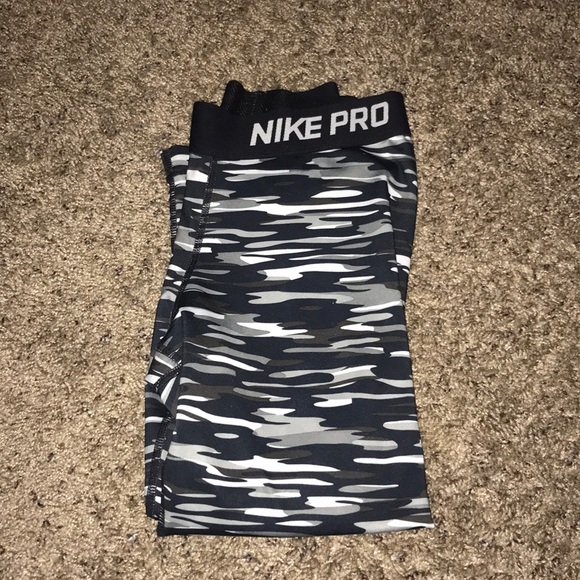 Nike Pro capris - Picture 1 of 2